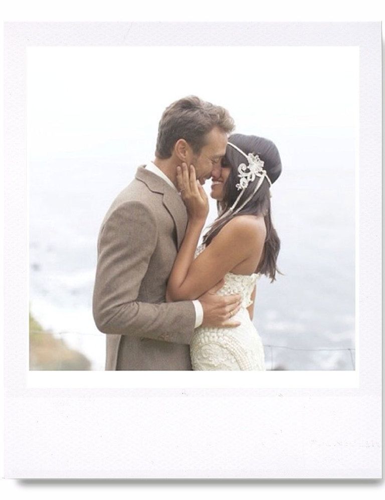 <p>Una imagen bucólica en unos de los día más felices de su vida. Besando a su marido Pedro Castro en su boda secreta. Si quieres saber más sobre su día a día entra en @raqueldelrosario</p>