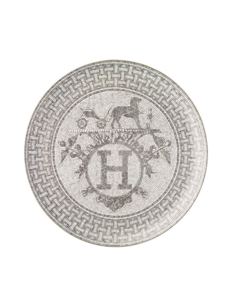 <p>Una vajilla que rinde homenaje al mosaico que hay en la mítica tienda de Hermès en París. El brillo de este metal precioso varía en función de la luz (<a href="http://www.hermes.com/index_es.html" target="_blank">hermes.com</a>, 300 €).</p>