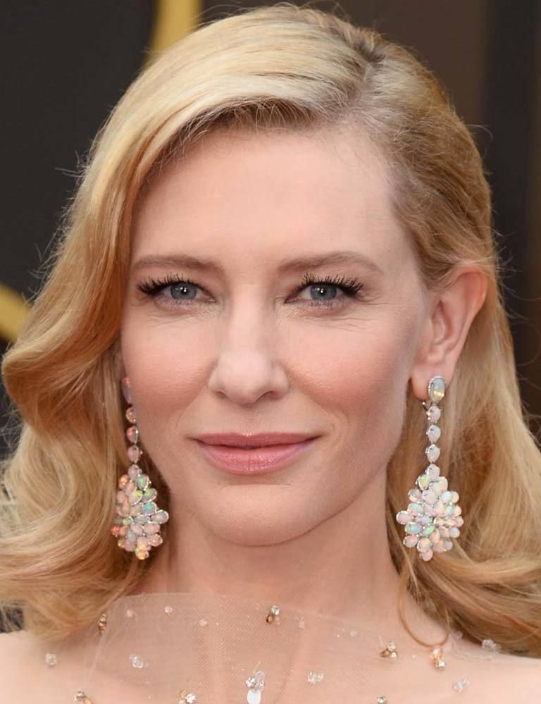 <p>Al no lucir ningún collar, <strong>Cate Blanchett</strong> se entrego a estos pendientes irisados de <strong>Chopard</strong>.</p>