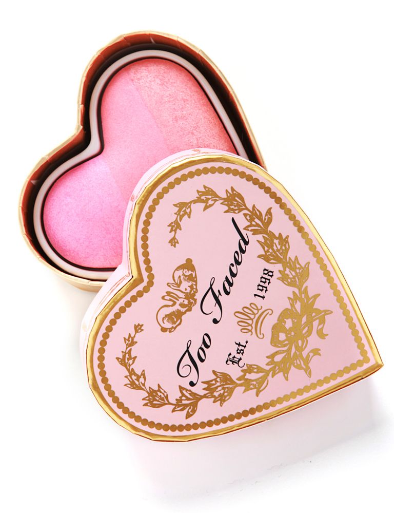 <p>'Sweetheart's Perfect Blush' (28 €) colorete en tres tonos de <strong>Too Faced</strong>. Aplícalo con brocha biselada, en diagonal hacia la sien.</p>