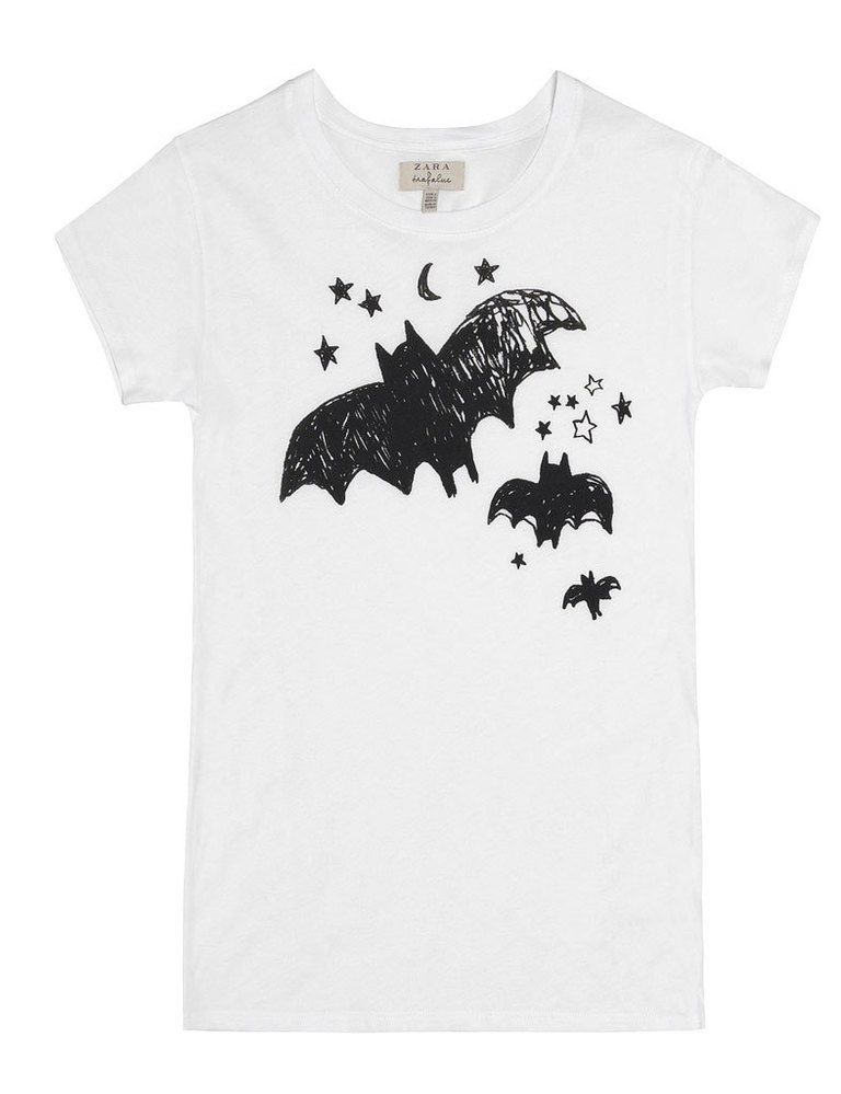 <p>Camiseta con print de murciélagos de<strong> Zara (15'95 €)</strong></p>