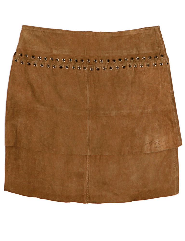 <p>Ríndete a la madre naturaleza con una prenda inspirada en 'Pocahontas': minifalda de ante con tachuelas plateadas, de <strong>IKKS.</strong> </p>