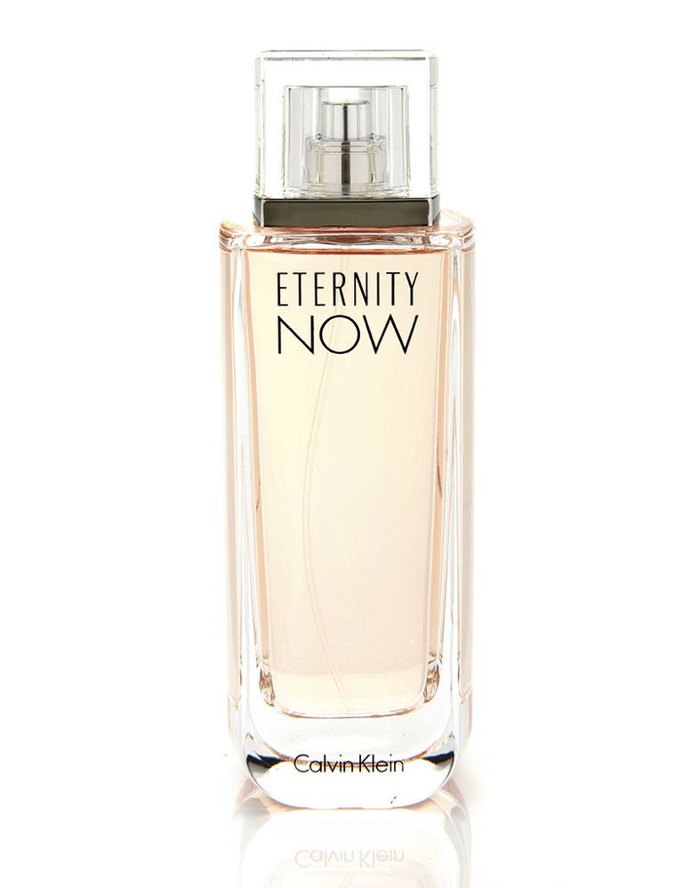 <p>'Eternity Now' (65,30 €), con acordes de flores blancas y peonías. De <strong>Calvin Klein</strong>.</p>