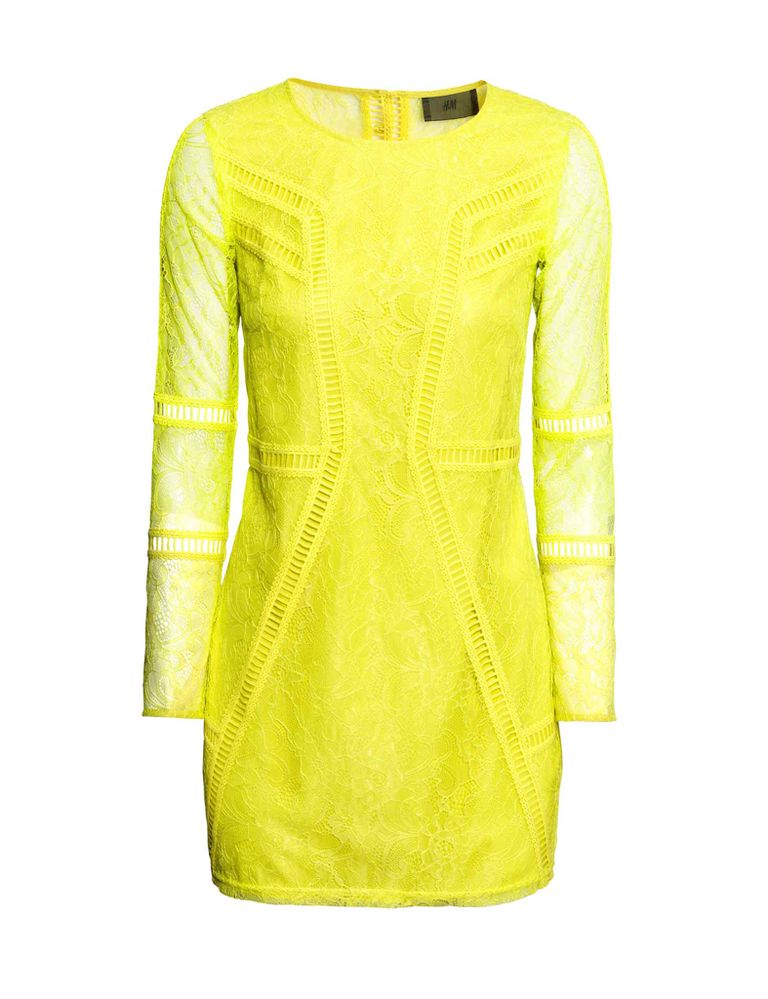 <p>Vestido amarillo de encaje de<strong> H&amp;M</strong>, 49,99 €.</p>