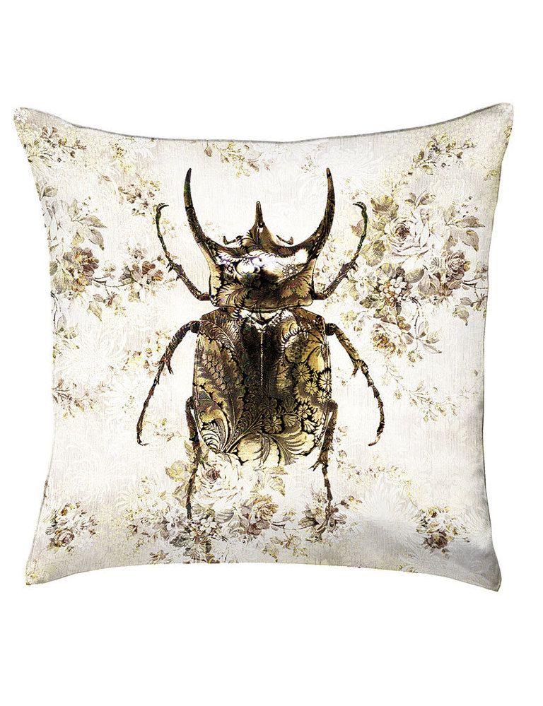 <p>Porque el escarabajo impreso sobre seda del cojín Citadelle es único. De Chacha by Iris, 69 €.</p>