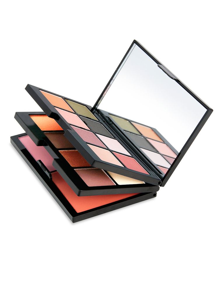 <p>Paleta de maquillaje (5,95 €) de <strong>Marionnaud</strong>. Con 16 sombras de ojos y dos tonos de 'blush'.</p>