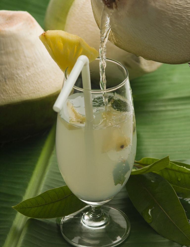 <p>El coco tiene efectos desintoxicantes, te ayudará a regular la digestión y reduce la inflamación. También es rico en sales minerales que participan en la mineralización de los huesos. Necesitarás media taza de agua de coco, dos cucharadas de zumo de limón, dos cucharadas de zumo de aloe vera y una taza de agua.</p>