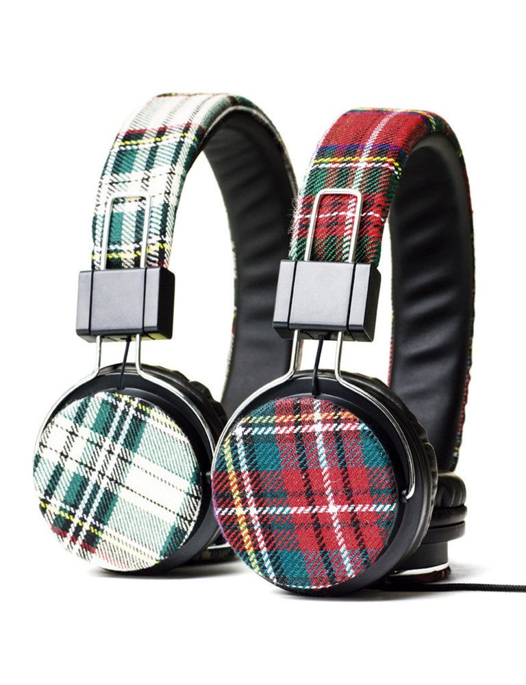 <p>Súmate a la moda tartán con los auriculares escoceses de Benetton en rojo o en verde. </p>