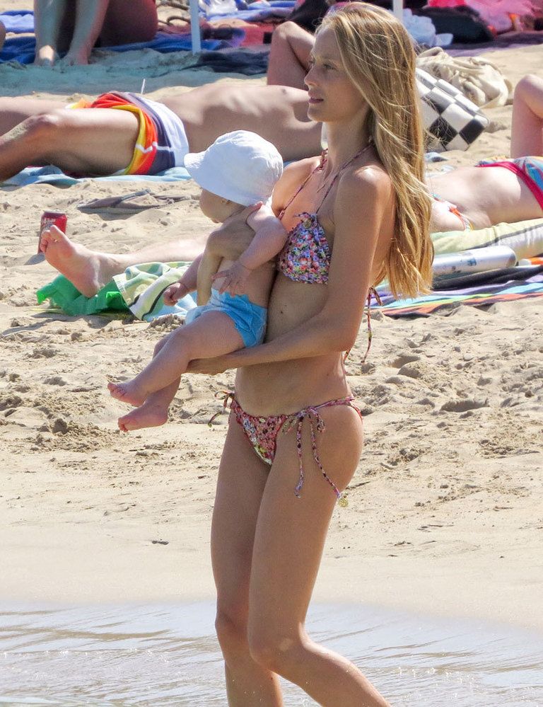 <p>La top Vanessa Lorenzo con su hija Manuela en Ibiza.</p>
