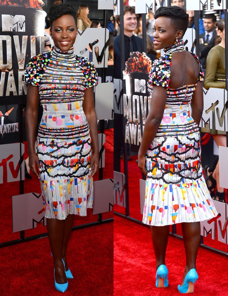 <p>La más colorida de la noche fue la actriz <strong>Lupita Nyong'o</strong> con este vestido midi estampado con falda plisada y abertura en la espalda de<strong> Chanel Otoño 2014</strong> y unos llamativos salones azules de <strong>Casadei</strong>.&nbsp;</p><p>&nbsp;</p>