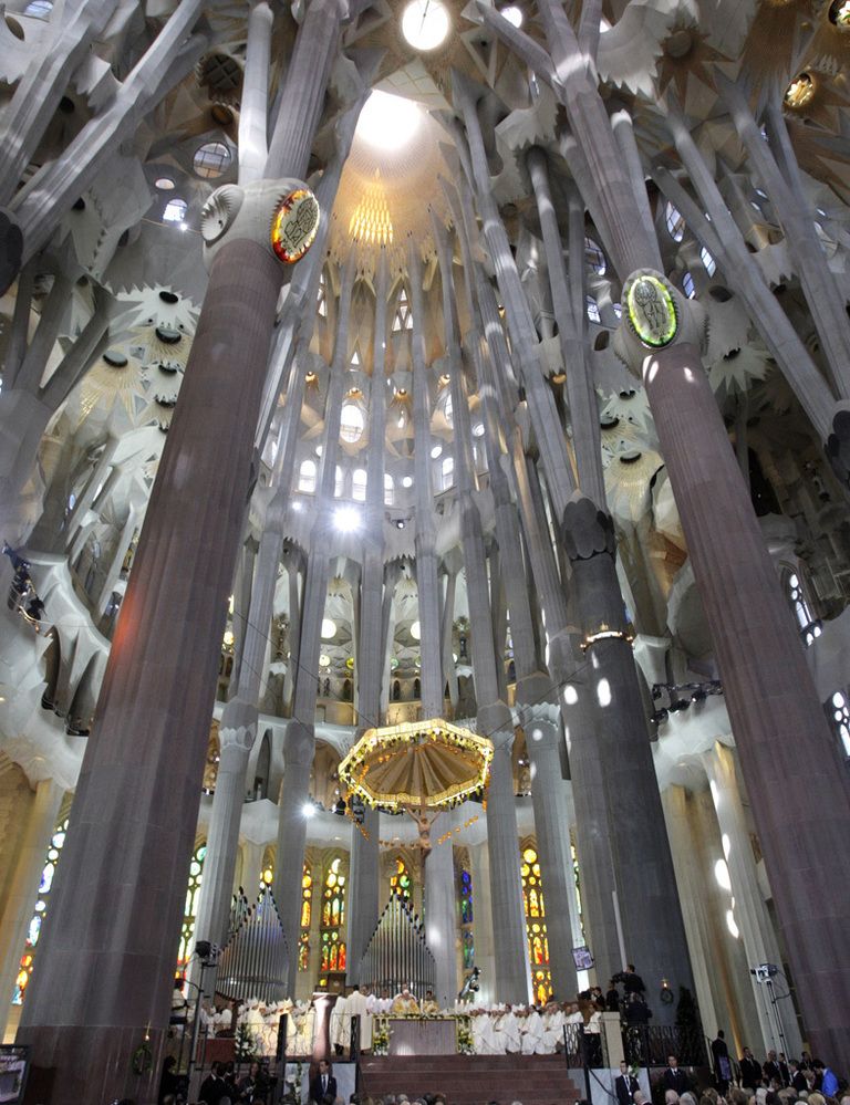 <p>Todo un emblema de la Ciudad Condal, esta obra de Gaudí no deja indiferente a nadie por su estilo modernista y por su utilización de los símbolos. Si por fuera es capaz de dejar sin palabras, su interior es todavía más impresionante. Su construcción finalizará en el año 2026.&nbsp;</p>