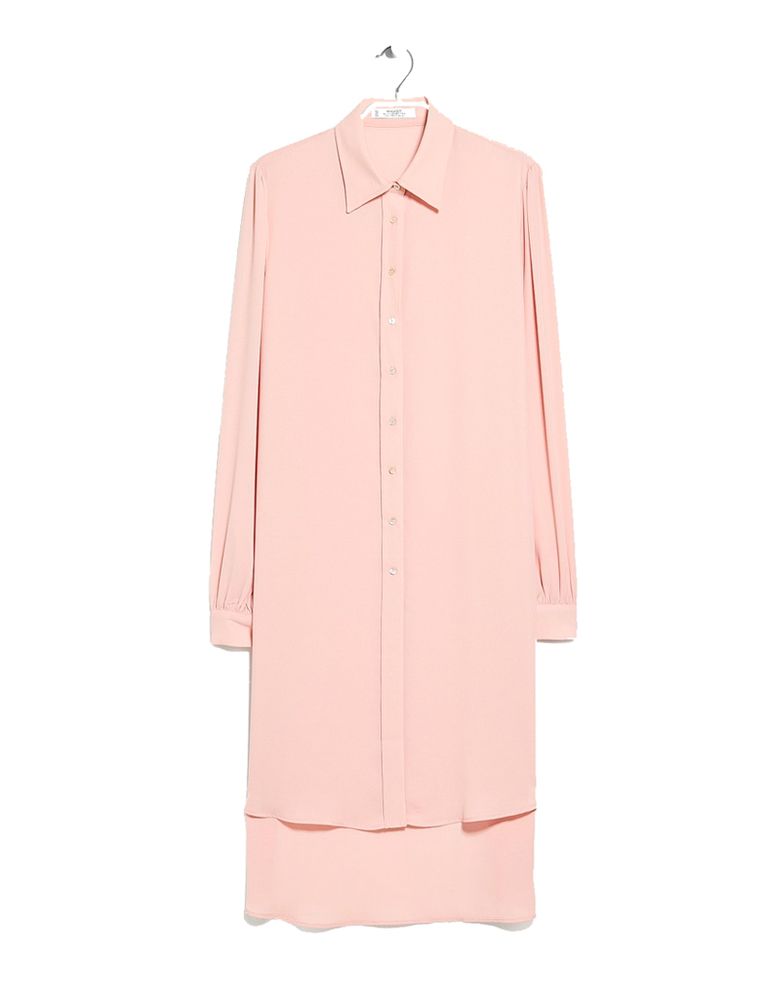 <p>Camisa asimétrica rosa de Mango, 19,99 €.</p>