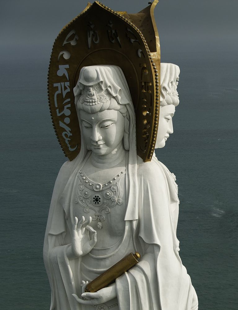 <p>Situada en la costa sur de Hainan, en China, esta estatua budista mide 108 metros de altura (135 metros con el pedestal). Es bastante reciente ya que terminó de construirse en abril de 2005 y la elaboraron 108 monjes de diferentes grupos budistas. Representa la bendición y la protección de Guanyin a China y cuenta con tres caras, una que mira hacia el interior de la isla de Hainan y las otras dos hacia el Mar del Sur.</p>