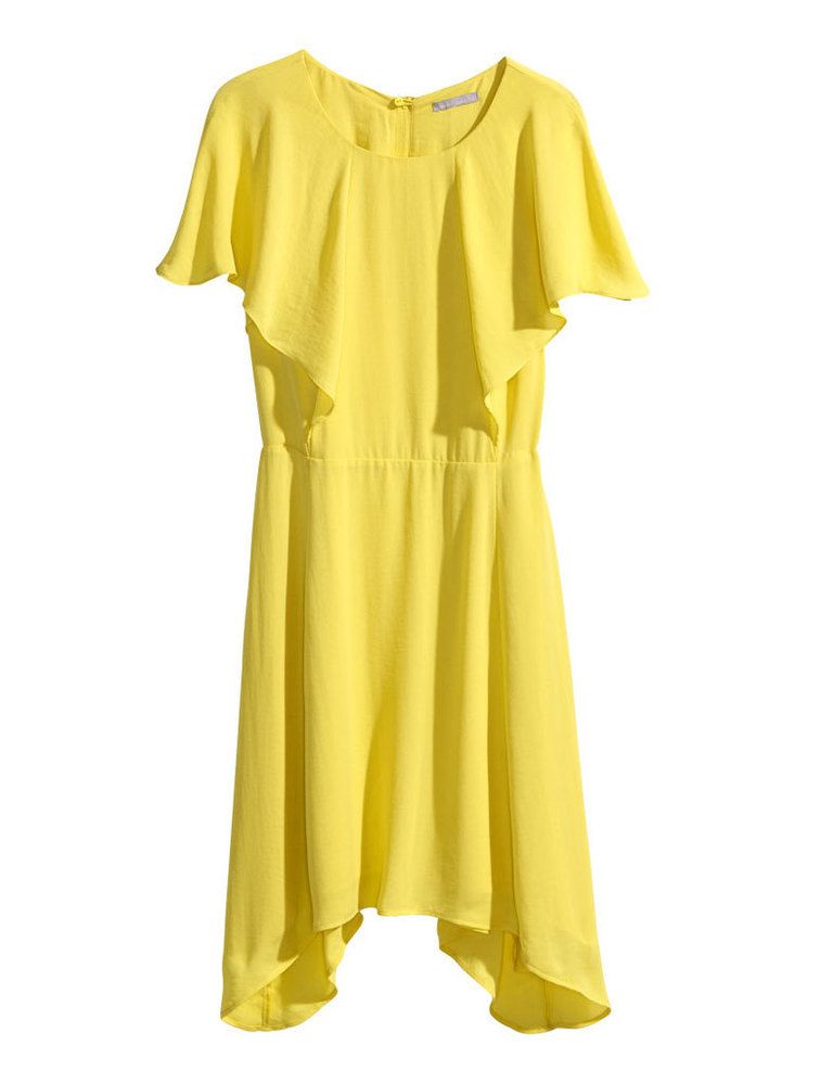 <p>Si tienes una boda y no te apetece gastar mucho, pero también quieres ir espectacular, prueba con este vestido amarillo de <strong>H&amp;M</strong>, 24'99 €.</p>