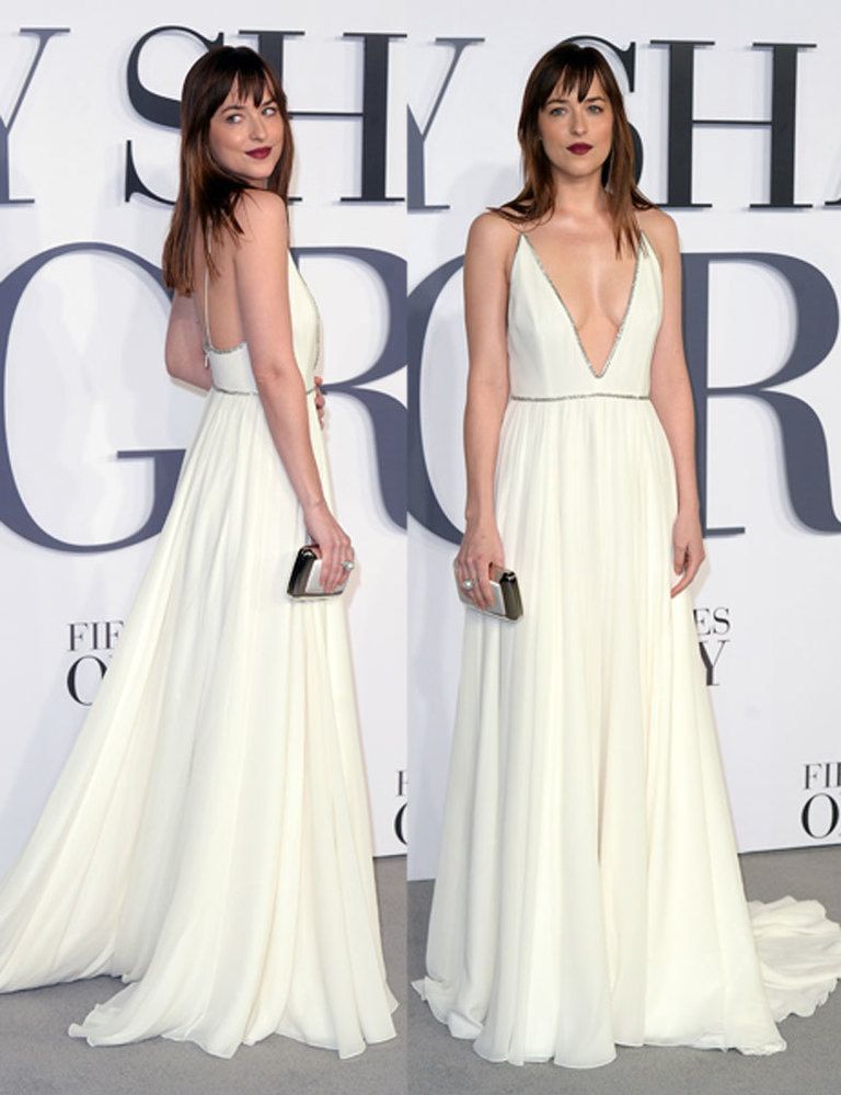 <p>Ana Steele en la ficción o <strong>Dakota Johnson</strong> en la vida real hacía uso del blanco roto para la première de 'Cincuenta Sombras de Grey' en Londres. Para la ocasión eligió un vestido largo de <strong>Saint Laurent</strong> con escote en espalda y en la parte delantera rematado con un vivo plateado. </p>