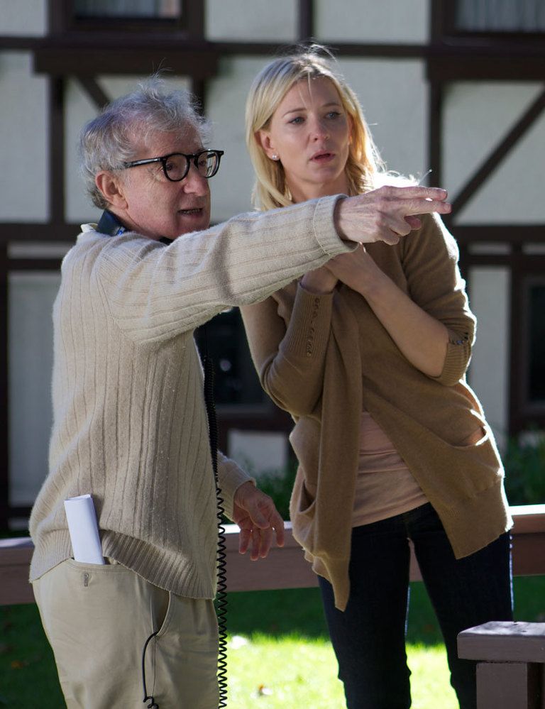 <p>Lo nuevo de Woody Allen se llama <strong>Blue Jasmine</strong> y llega a nuestras pantallas perecedido de una buena colección de piropos. Protagonizada esta vez por Cate Blanchett, la peli cuenta la historia de una mujer que tiene que mudarse de Nueva York al apartamento de su hermana en San Francisco, tras quedarse sin un centavo después de que su marido sea detenido por estafa. Para muchos críticos estamos ante lo mejor de Woody Allen en los últimos años.</p>