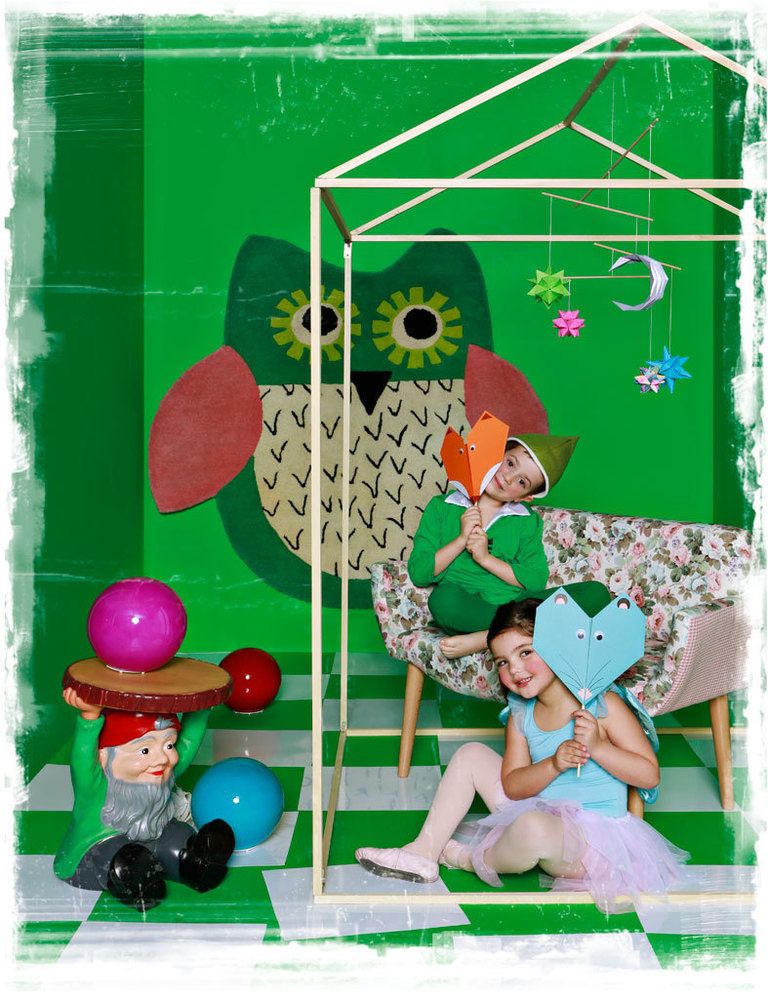 <p>La princesita Berta y el enanito Pedro juegan con sus caretas de animales, de Origami, realizadas por Elena Saiz, de Spiritu Afin, como el móvil que cuelga de la casita. La alfombra de búho, 295 €, de Designer Guild en Usera Usera. El sofá, diseñado por Francisco Nieto Rodríguez, con patas de haya y tela de flores, inspirado en los años 50, 380 €, de Zurga. Mesa-puf <i>Gnomes,</i> diseñada por Philippe Starck para Kartell, 230 €. Lámparas-bola de cristal Lovie, 20 €/cu, en Habitat.</p>