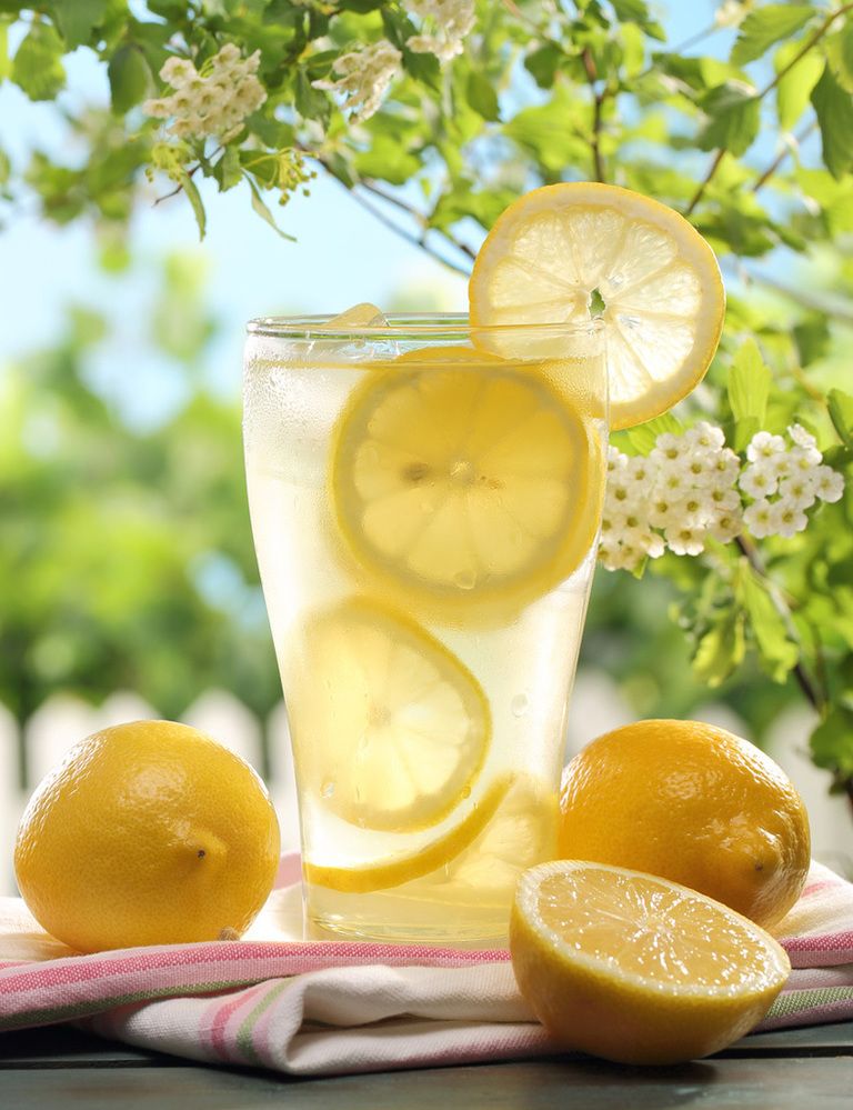 <p>A veces nos olvidamos del valor de las cosas sencillas. <strong>Un litro de agua, un limón, estevia, menta y cubitos de hielo</strong>, son los ingredientes para elaborar una limonada casera más light y nutritiva que cualquiera de los refrescos que encontramos en las estanterías de los supermercados. El limón te aportará vitamina C, potasio, fructosa, glucosa, y algunos fitonutrientes. <strong>Preparación. </strong>Hervir 1litro de agua. Añadir hojas de estevia al gusto, unas hojas de menta y la ralladura de la parte más externa del limón. Mientras se enfría la infusión, exprimimos el jugo del limón y lo añadimos. Añade hielo para que se enfríe y ¡lista!</p><p>&nbsp;</p><p>&nbsp;</p>