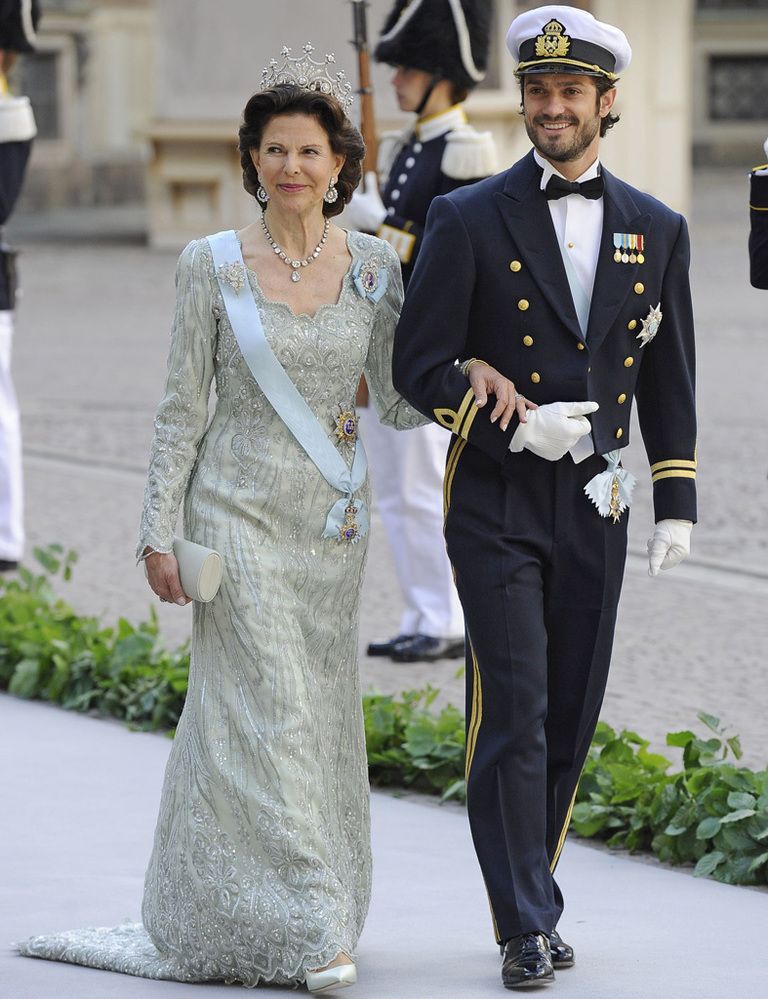 <p>La reina Silvia con un diseño de organza de color jade con cristales Swarovski llegó del brazo de su hijo, el príncipe Carlos Felipe de Suecia, de uniforme.</p>