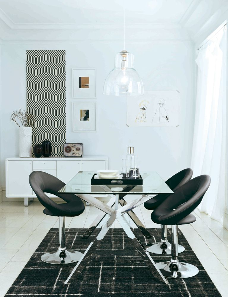 <p>El blanco y negro es una combinación que funciona si quieres crear un ambiente retro en tu hogar. Fíjate en los adornos psicodélicos de esta propuesta, en los detalles vintage y en los diseños clásicos revisitados.</p>