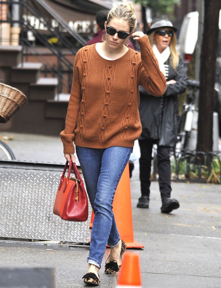 <p>Nos encanta el jersey con borlas en color teja de <strong>Sienna Miller</strong>, y este año este tipo de prendas son un must have para estar calentitas con mucho estilo.</p>