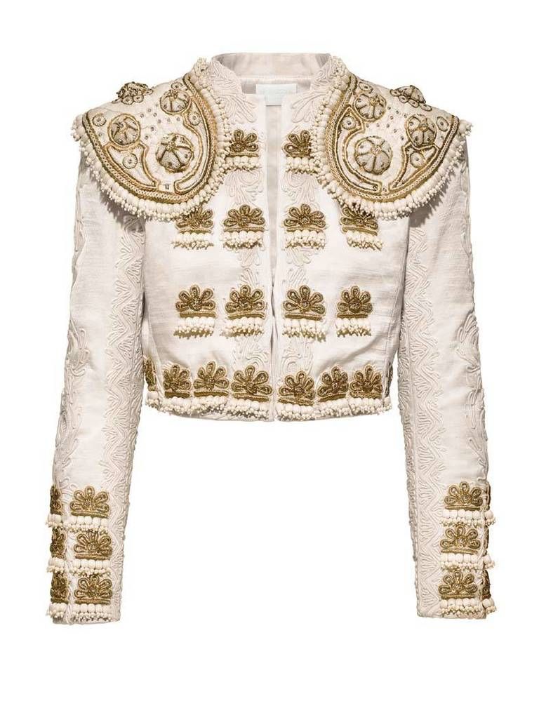 <p>Piezas como esta chaqueta de corte torero con abalorios y bordados, estarán a la venta en un total de 150 tiendas seleccionadas por todo el mundo.</p>