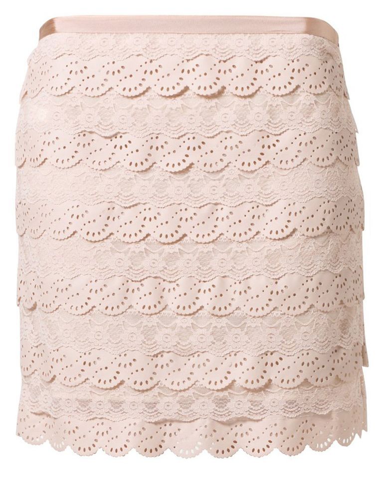 <p>Falda en rosa empolvado con volantes de encaje,&nbsp;184,95 €.</p>