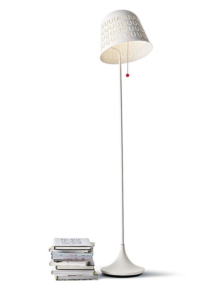 <p>Lámpara de pie Ikea PS 2014, al. 161 cm, en Ikea, 29,99 €. </p>
