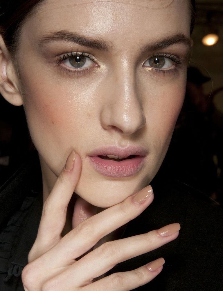 <p>Lo anticipó Dior en su desfile de otoño-invierno: las uñas en tonos <i>nude</i> son lo más esta temporada. Hazte con un esmalte en beige o marrón topo.</p>