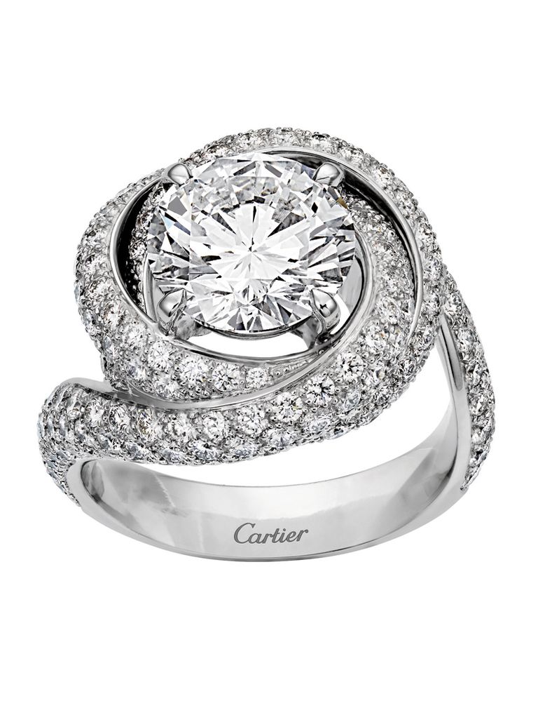 <p>Sortija 'Trinity Ruban' con tres anillos entrelazados de <strong>Cartier</strong>. </p>