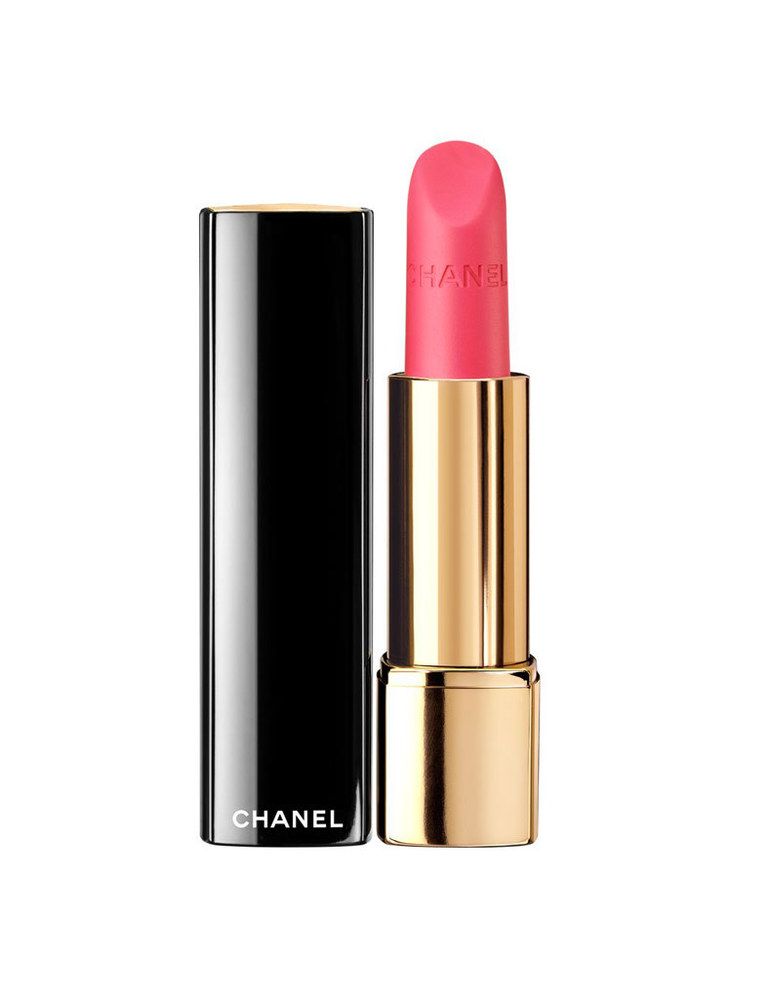 <p>'Rouge Allure Velvet' (31 €), de <strong>Chanel</strong>. En el tono 'L'Eclatante'.</p>