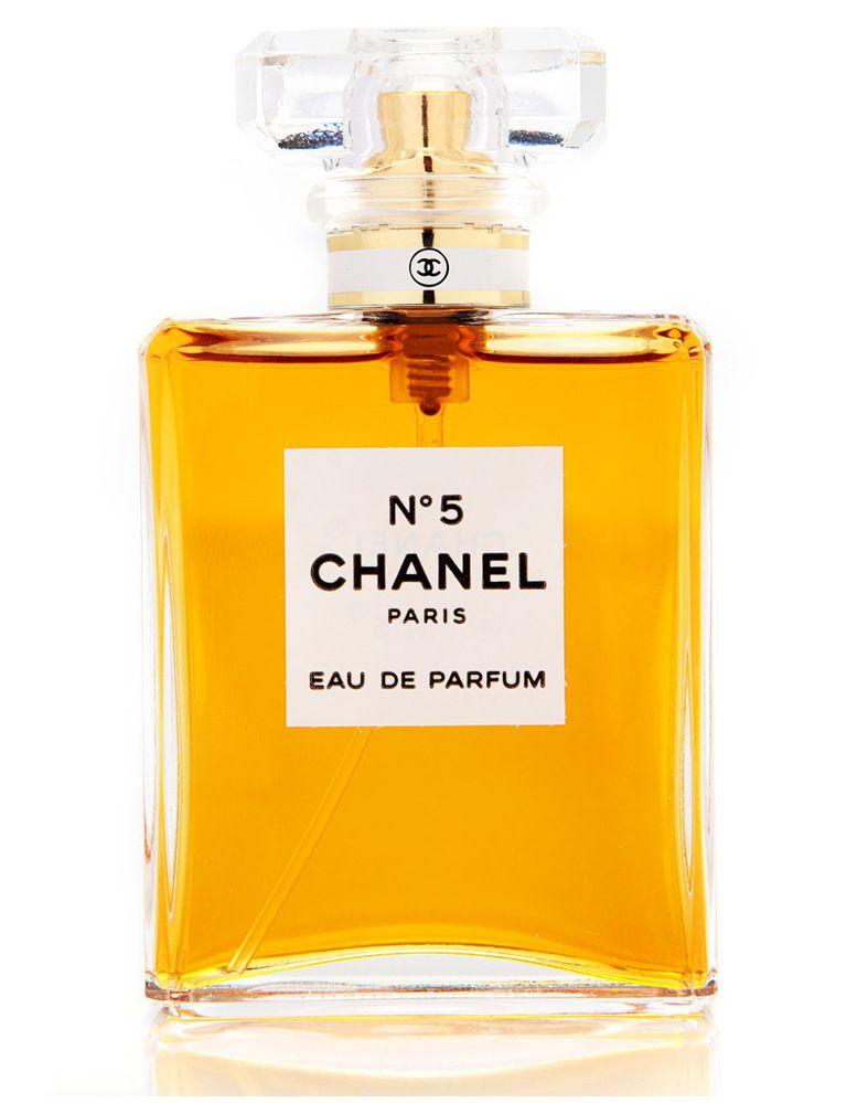 <p>Con esta mítica fragancia, Coco Chanel rompe con la tendencia existente a principios del siglo XX de elaborar perfumes a partir de una sola nota: 'un perfume artificial como un vestido, es decir, fabricado. No quiero rosa ni lirio del valle, quiero un perfume que sea compuesto', ordenó <i>Mademoiselle</i> Chanel. El perfumista de los zares rusos creó el perfume y Coco pidió a las dependientas de la <i>boutique</i> Chanel que lo perfumaran sobre los probadores, aunque no se comenzó a vender hasta 3 meses después. De esta manera, Chanel inventó la expectativa comercial y,además, uno de los perfumes más legendarios de todos los tiempos.</p>