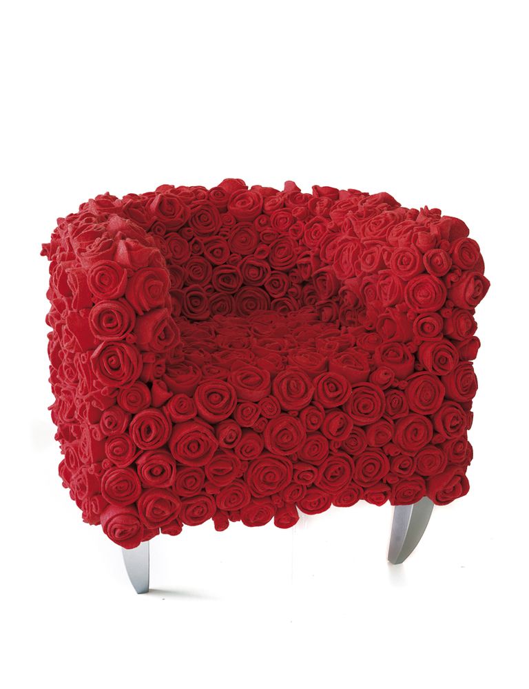 <p>Muchas Rosas 950, no es que lo diganos nosotros, se llama así el sillón de 13Ricrea, tres diseñadoras italianas que triunfan a base de reciclaje y humor.</p>