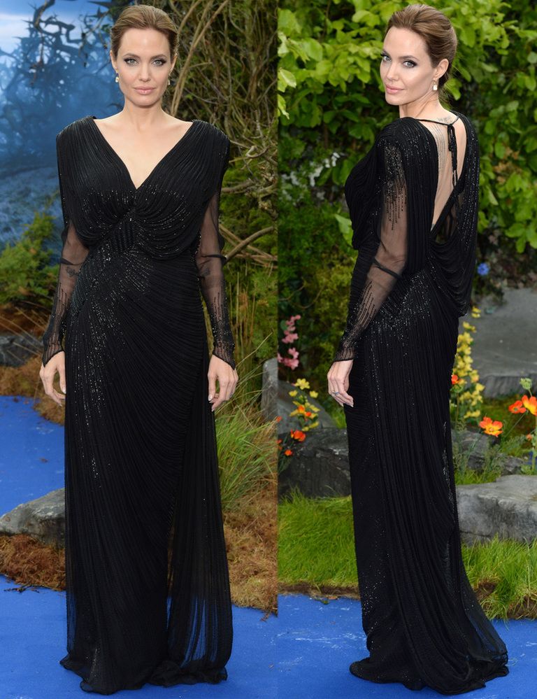 <p><strong>Angelina Jolie</strong>&nbsp;se encuentra inmersa en la promoción de 'Maléfica'. Esta semana la hemos visto así de elegante en Londres con un vestido negro de gasa con cristales de&nbsp;Swarovski, transparencias y mangas terminadas en uve de&nbsp;<strong>Atelier Versace</strong>. Es la mala más elegante de Disney.</p>