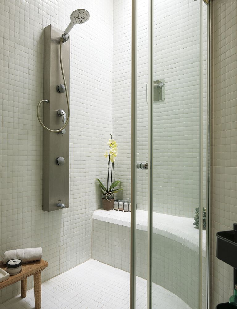 <p>El cuarto de baño cuenta con una ducha de obra equipada con una columna de Roca.</p>