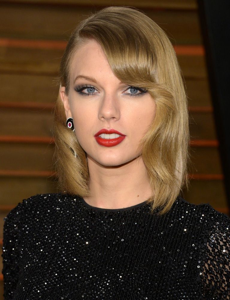 <p><strong>Taylor Swift</strong> acaba de cambiar de look y ahora luce un flequillo lateral con ondas. ¡Nos gusta!</p>