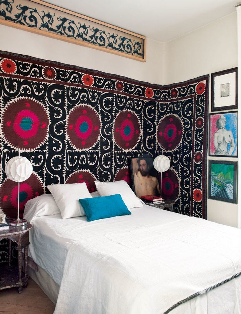 <p>En el dormitorio de invitados, tejido bordado, de la Galería Tindouf (Tanger), mesillas  antiguas de un rastrillo de Málaga y lamparitas adquiridas en Estocolmo.</p>