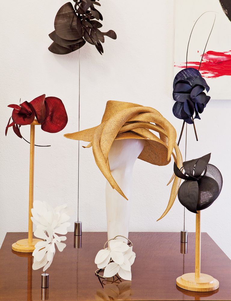 <p>Algunos de los esculturales tocados y sombreros que crea Mabel.</p>