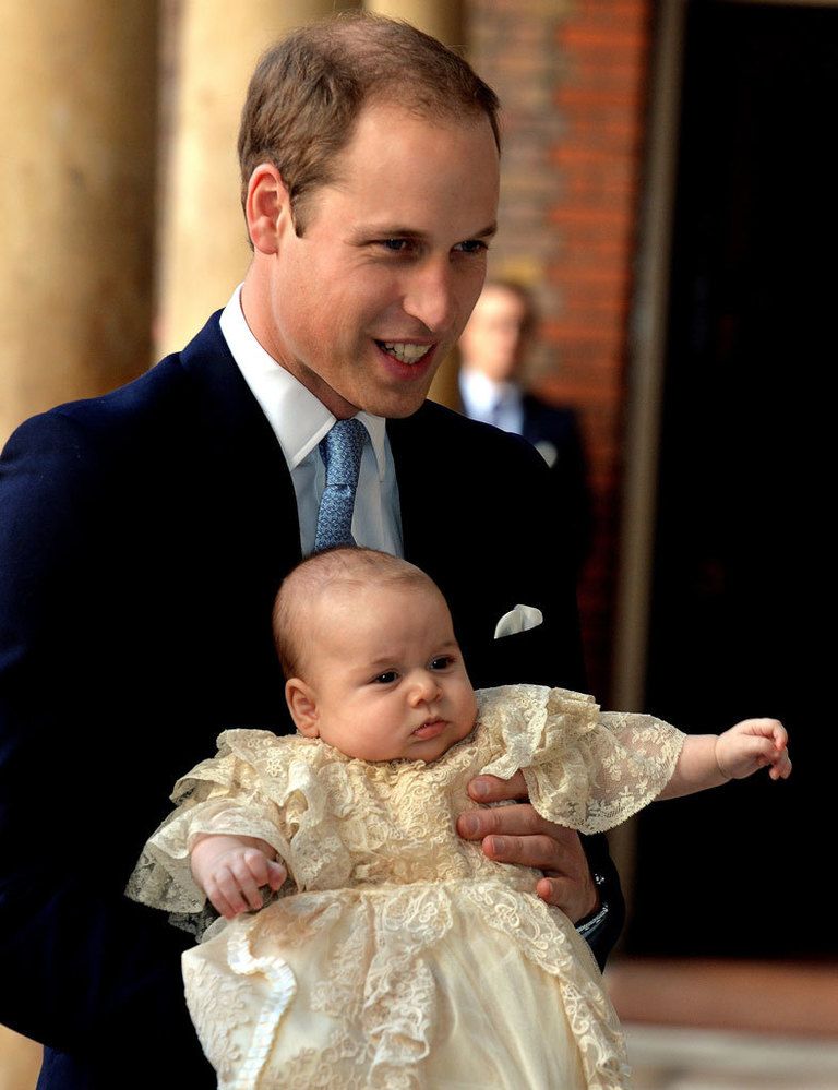 <p>Una imagen que nos inspira mucha ternura, el príncipe Guillermo feliz con su hijo, el príncipe George, en brazos en un día tan importante para ellos y para toda la Familia real Inglesa.</p>