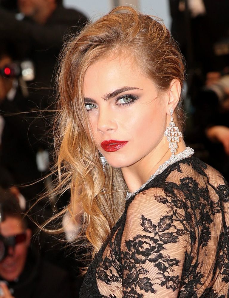 <p>&nbsp;En la pasada edición del festival de Cannes, Cara deslumbró con este look lleno de glamour: labios rojos de acabado brillante, melena ladeada y mirada ahumada.</p>
