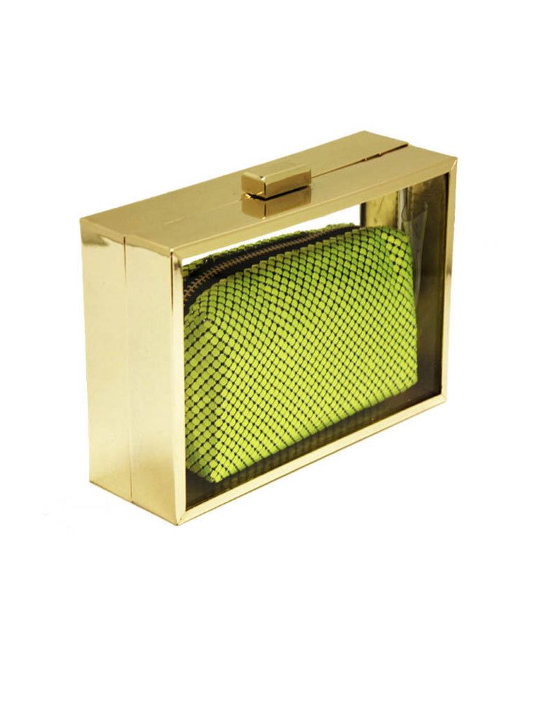 <p>En dorado, cristal y la bolsa interior en verde, <strong>de Imagine Accesorios por&nbsp;46,99 €.</strong></p>