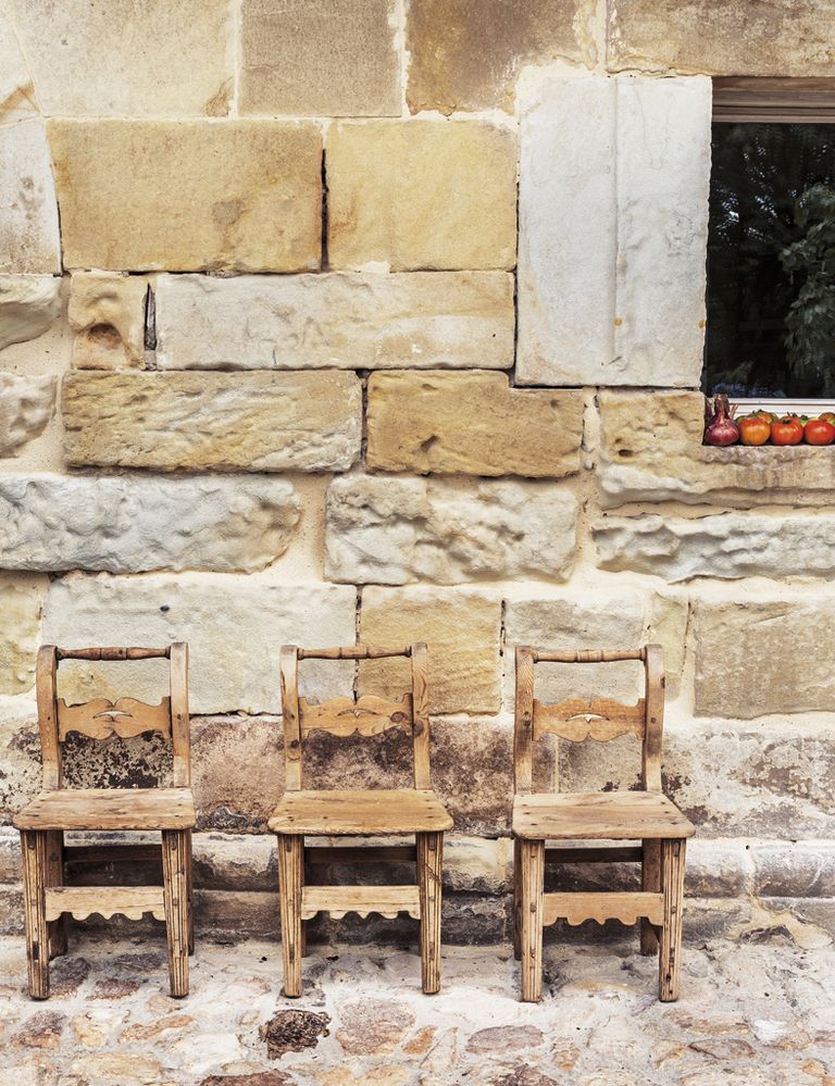 <p>Tres sillas antiguas de madera,  herencia de familia y procedentes de una finca en Segovia.</p>