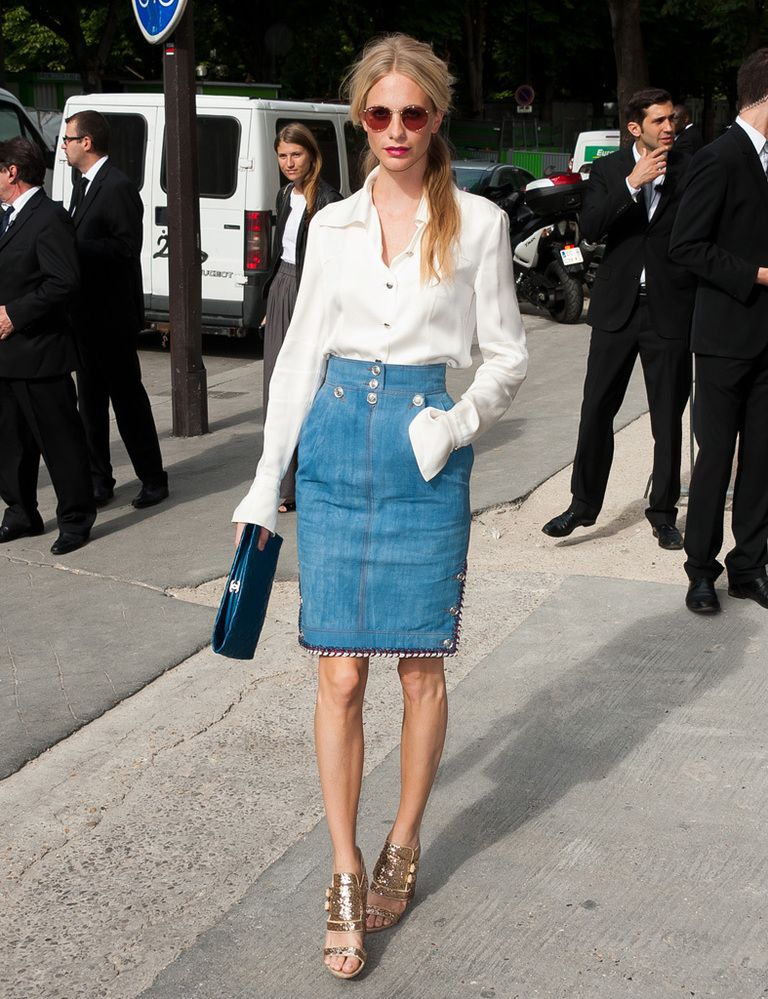 <p><strong>Poppy Delevingne</strong> deslumbró en la pasada Paris Fashion Week con un <i>look</i> que demuestra lo sencillo que es lucir bien una falda lápiz. Camisa blanca de puños XL, falda tubo vaquera, cartera negra (la que luce ella es de Chanel) y sandalias doradas. El peinado, informal pero <i>cool.</i> </p>