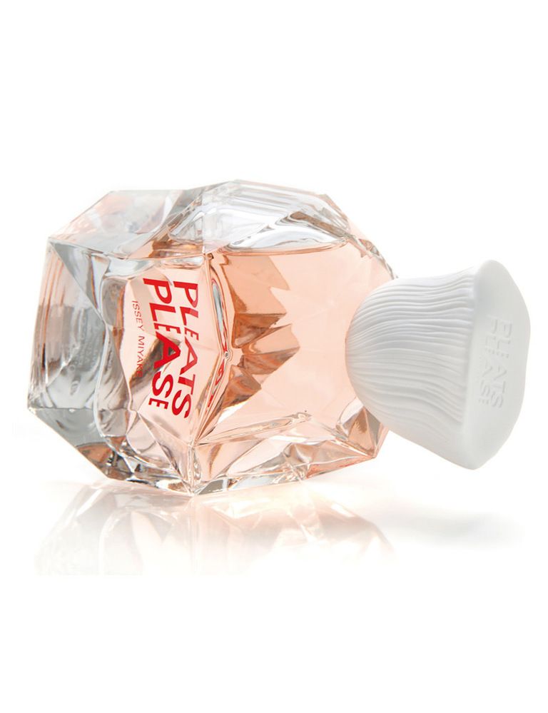 <p>'Pleats Please' (92 €), de <strong>Issey Miyake</strong>. Un perfume inspirado en las prendas plisadas con peonía, musgo blanco, <i>Nashi</i> (una fruta a medio camino entre la pera y la manzana)...</p>