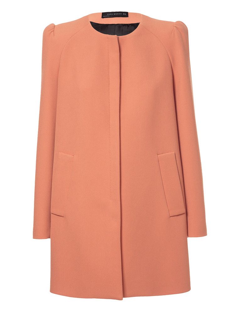 <p>Abrigo color mandarina con hombreras de <strong>Zara por 79,95 €.</strong></p>