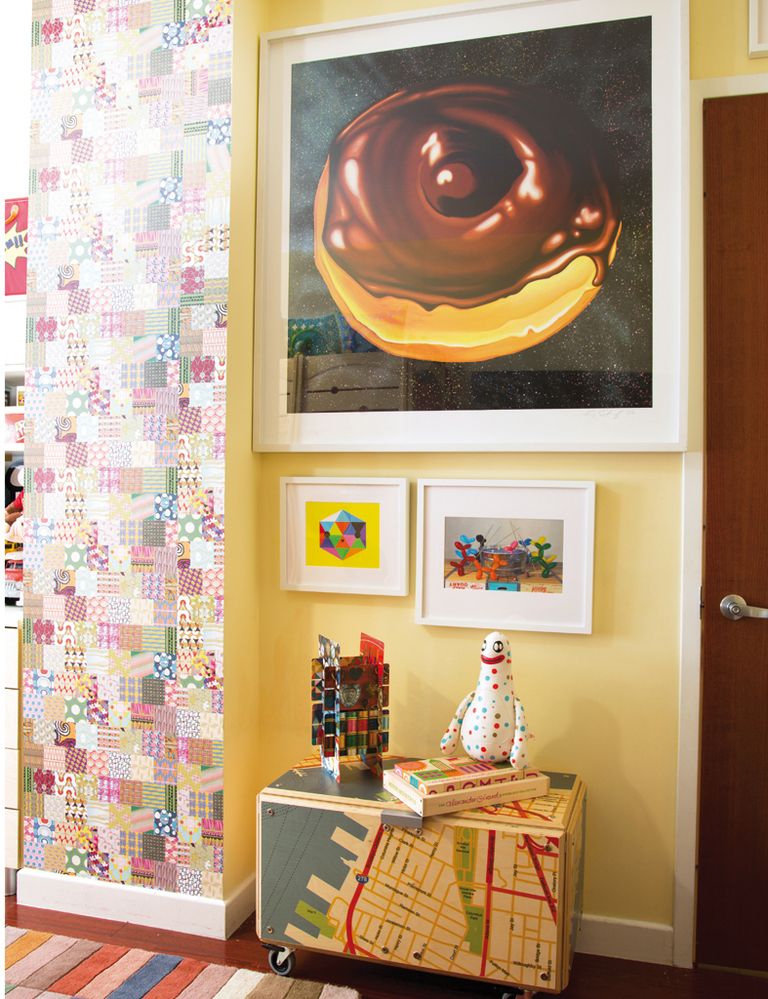 <p><i>Chocolate Donut,</i>  de Kenny Sharf, el llamado padre del “Pop Surrealism”.  Papel pintado <i>patchwork,</i> de la  escocesa Morag Macpherson.</p>