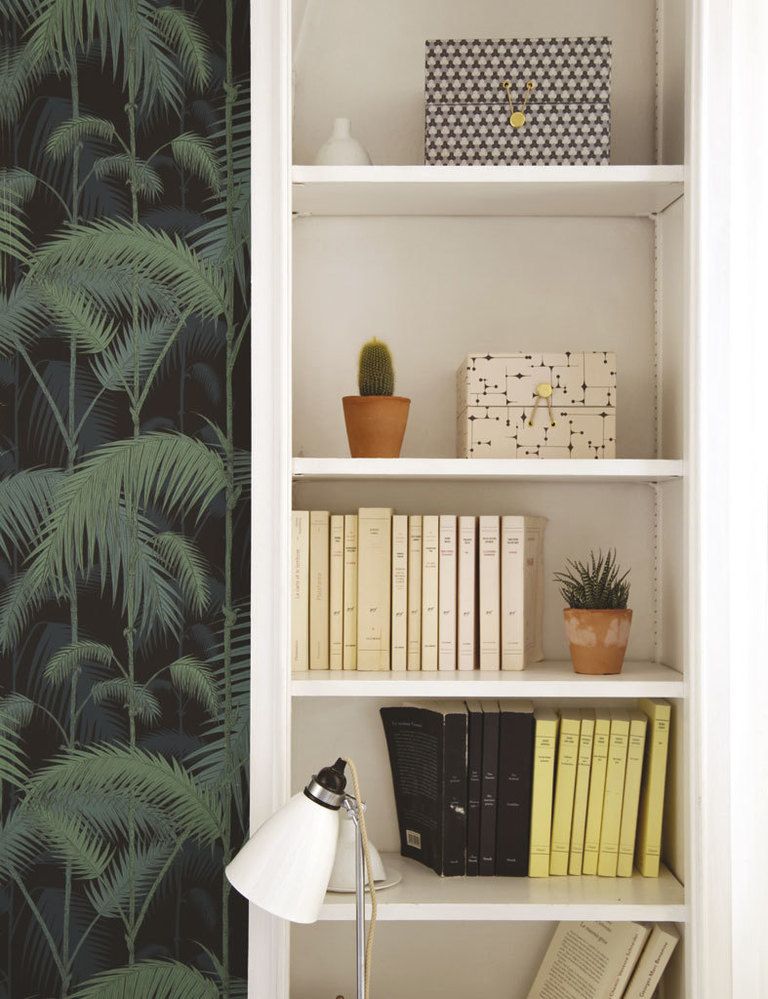 <p>En el dormitorio, una estantería a medida sirve para colocar libros y plantas.</p>
