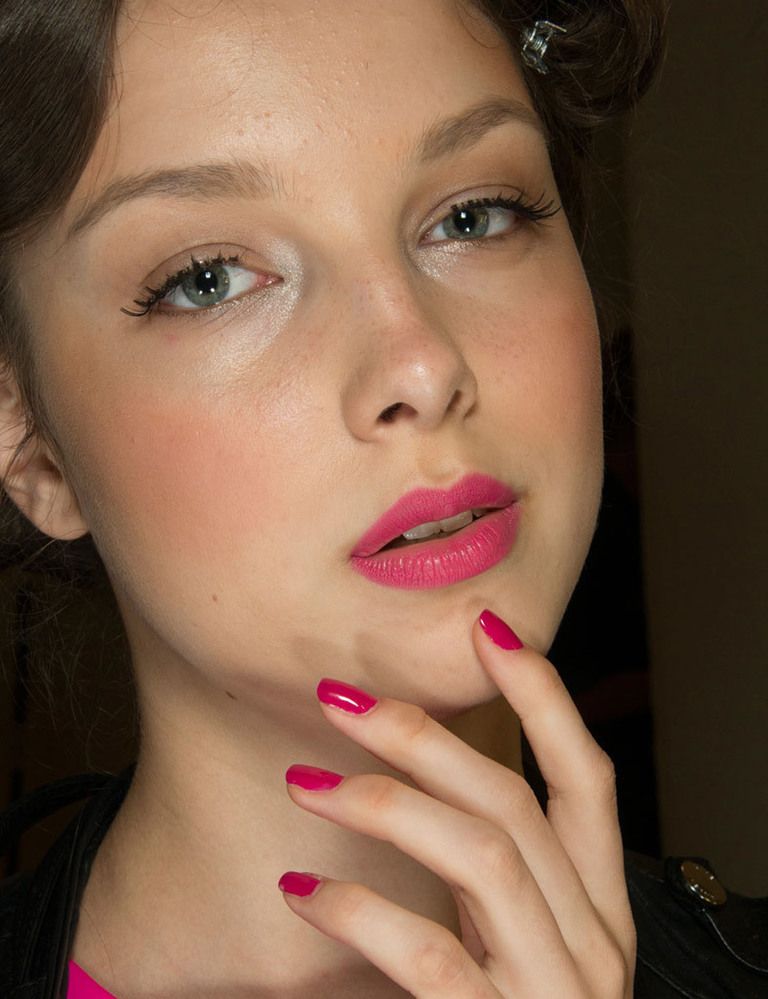 <p><strong>Luisa Beccaria </strong>conjunta labios y uñas en rosa fucsia para un look que estamos deseando copiar.</p>