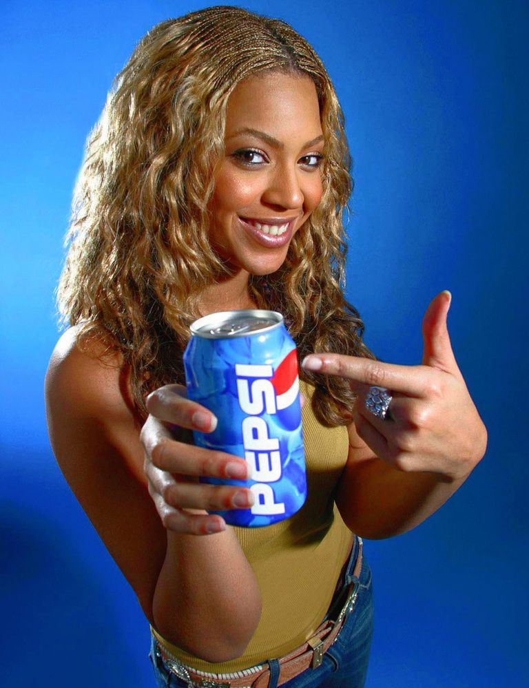 <p>Como buena celebrity, Beyoncé ha sido chica anuncio. En esta ocasión sonríe ante un refresco.&nbsp;&nbsp;</p>