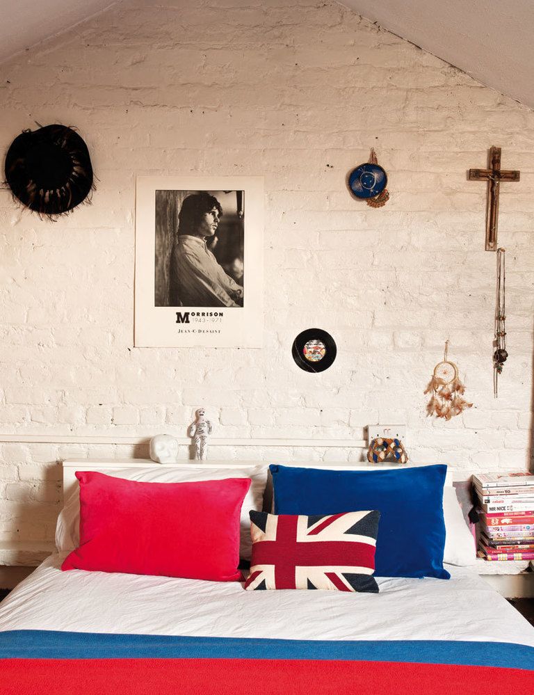 <p>Los colores de la bandera inglesa visten el dormitorio. En la cama, cojines en azul y rojo, de Nobilis, y con la Union Jack, en Urban Outfitters; mantas, de Hermès. La pared  está decorada con objetos diversos como un single, un póster... </p>